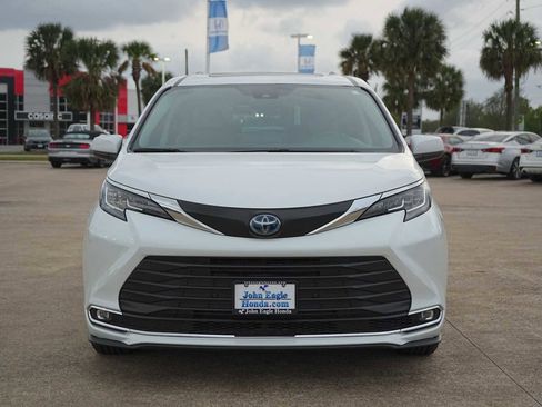 Used 2023 Toyota Sienna XLE image 6