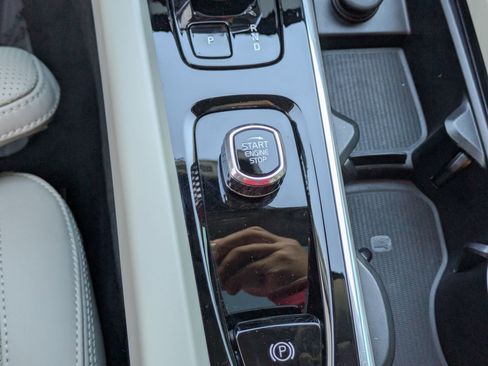 Used 2025 Volvo XC60 B5 Ultra w/ Protection Package Premier image 19