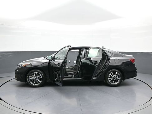 Certified 2023 Kia Forte LXS w/ LXS Technology Package FWD image 41
