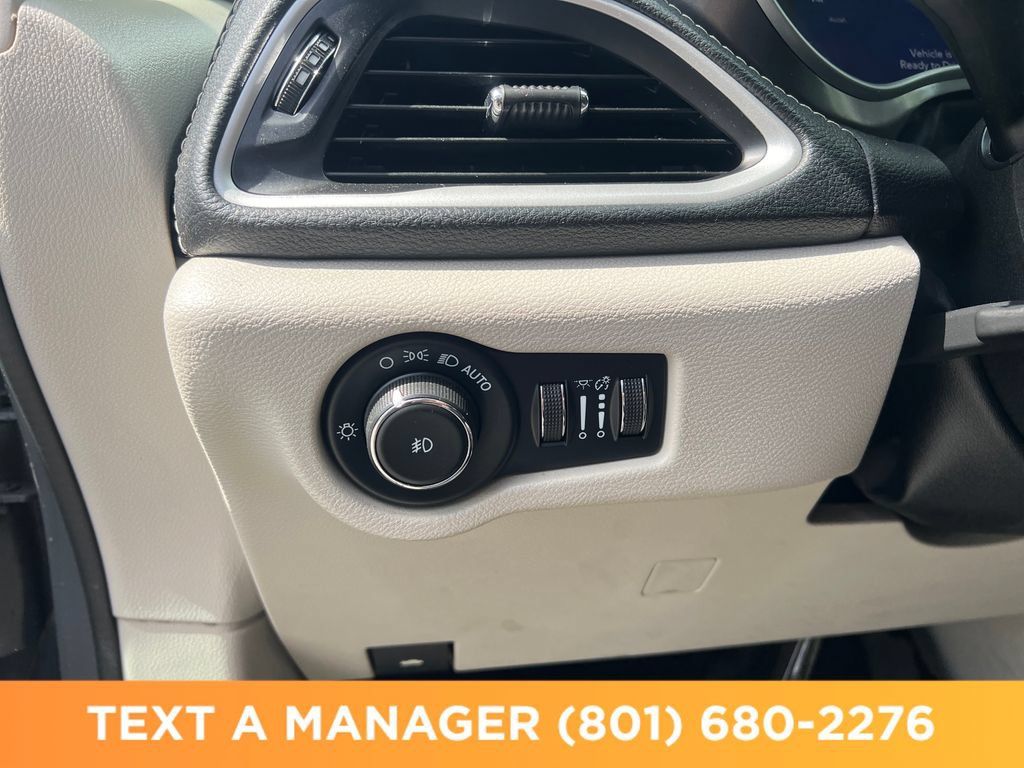 Used 2023 Chrysler Pacifica Touring-L FWD image 28