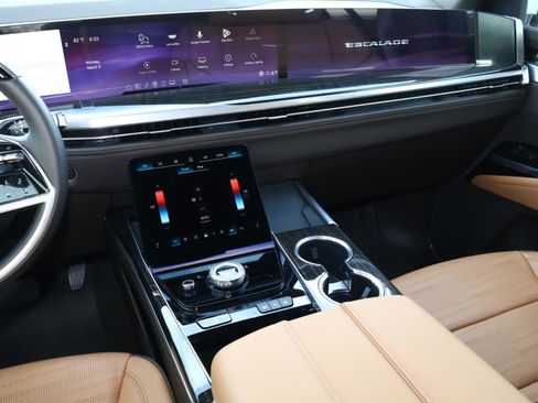 Used 2025 Cadillac Escalade Premium Luxury image 11
