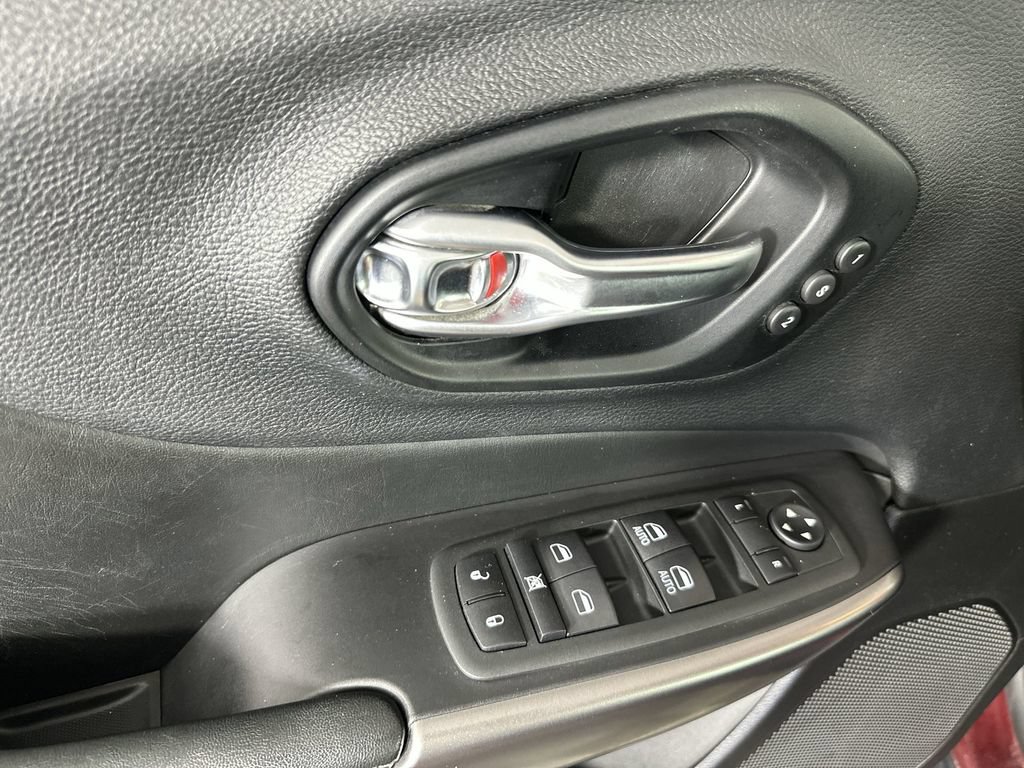 Used 2020 Jeep Cherokee Limited AWD/4WD image 25