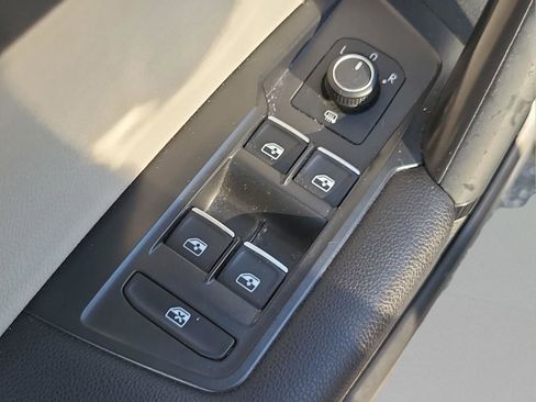 Used 2019 Volkswagen Tiguan SE image 16