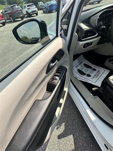 Used 2024 Chrysler Pacifica Touring-L FWD image 15