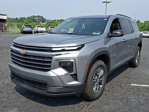 Used 2025 Chevrolet Traverse LT AWD/4WD image 3