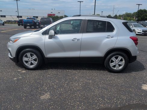 Used 2019 Chevrolet Trax LT w/ LT Convenience Package FWD image 2
