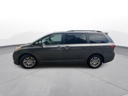 Used 2017 Toyota Sienna XLE Premium FWD image 9
