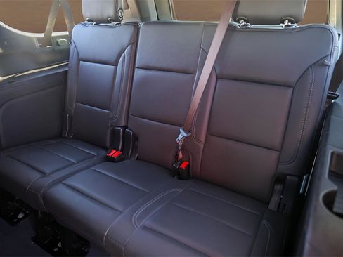 Used 2025 Chevrolet Suburban Z71 image 25