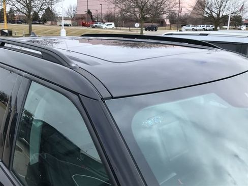 Used 2023 Ford Explorer XLT image 3