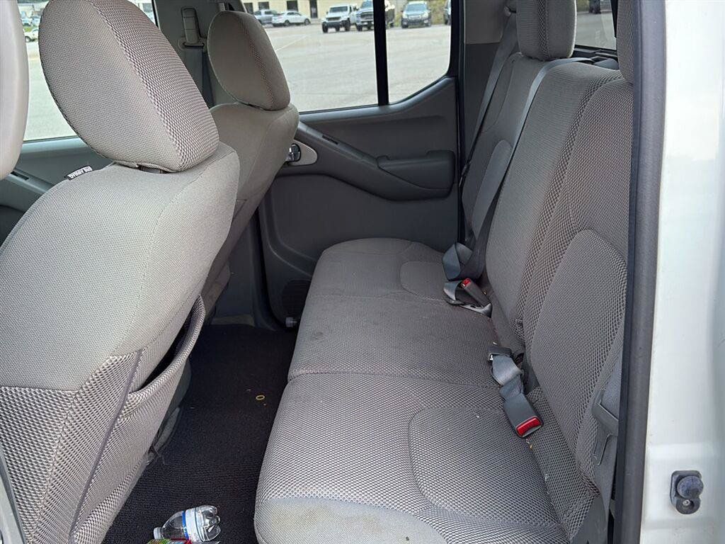 Used 2015 Nissan Frontier SV w/ SV Value Truck Package AWD/4WD image 6