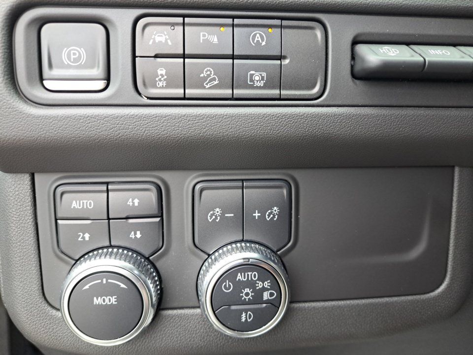 Used 2023 GMC Yukon AT4 w/ Technology Package AWD/4WD image 34