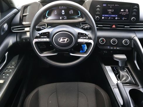 Used 2025 Hyundai Elantra SE FWD image 8
