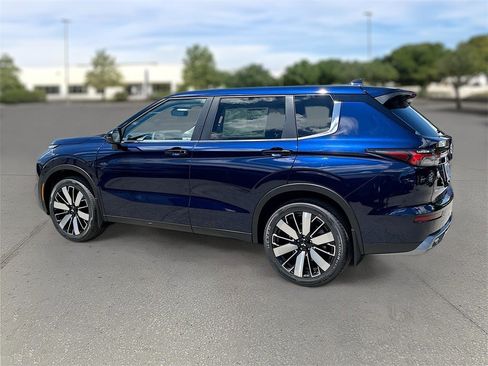 New 2025 Mitsubishi Outlander SE image 4
