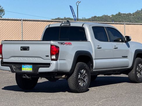 Used 2018 Toyota Tacoma TRD Off-Road w/ Technology Package image 3
