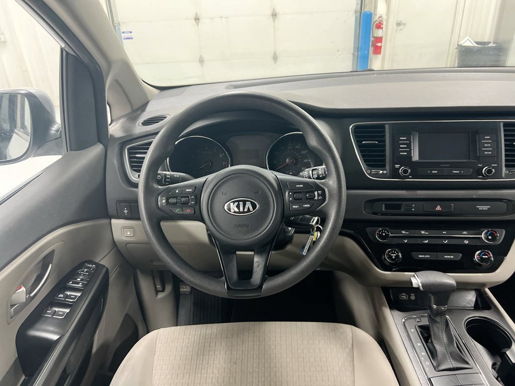 Used 2018 Kia Sedona LX FWD image 11