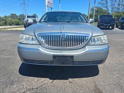 Used 2006 Lincoln Town Car Signature RWD image 2