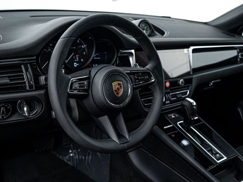 Certified 2025 Porsche Macan image 16