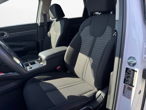 Used 2023 Kia Sorento LX image 9