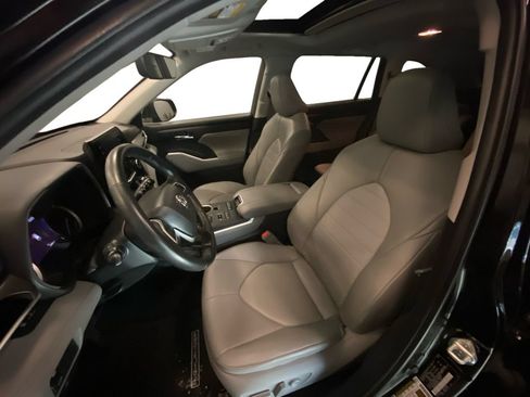 Used 2022 Toyota Highlander XLE AWD/4WD image 9