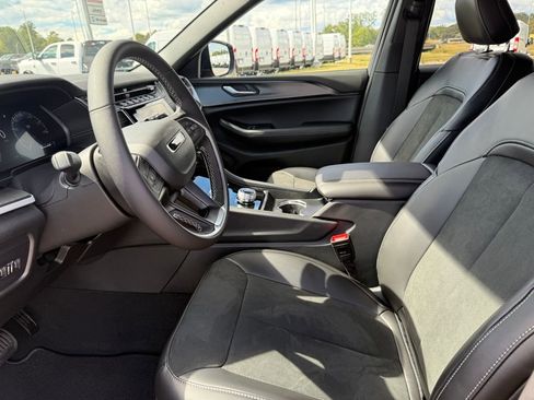 New 2025 Jeep Grand Cherokee Altitude image 9