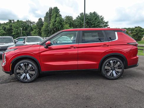New 2025 Mitsubishi Outlander AWD image 3