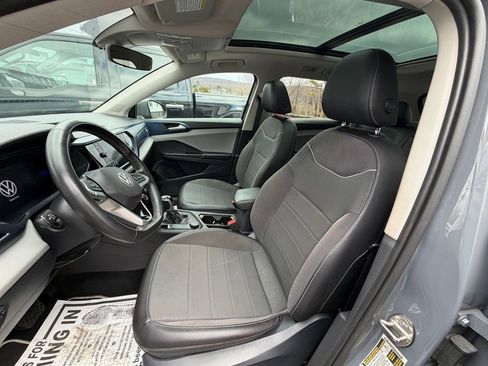 Used 2023 Volkswagen Taos SE w/ Panoramic Sunroof Package image 9