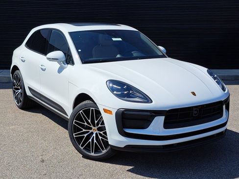 Certified 2025 Porsche Macan AWD/4WD image 9