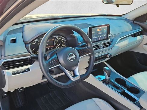 Used 2025 Nissan Altima 2.5 SV FWD image 10
