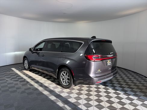 Used 2023 Chrysler Pacifica Touring-L FWD image 9