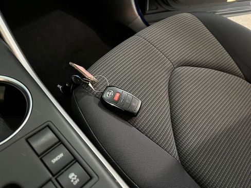 Used 2025 Toyota Highlander LE FWD image 21