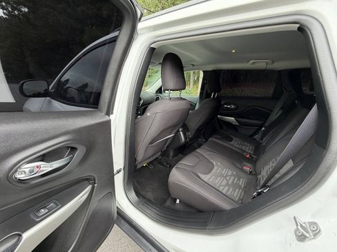 Used 2020 Jeep Cherokee Latitude AWD/4WD image 12