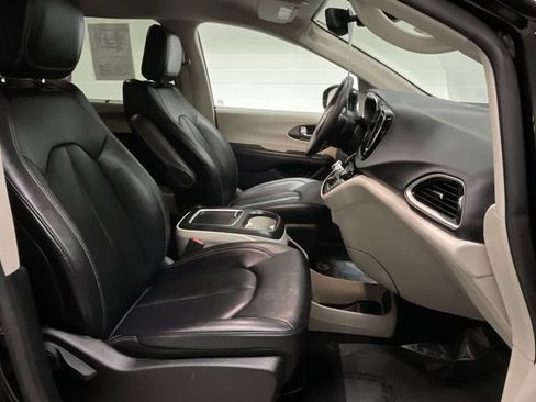 Used 2024 Chrysler Pacifica Touring-L FWD image 20
