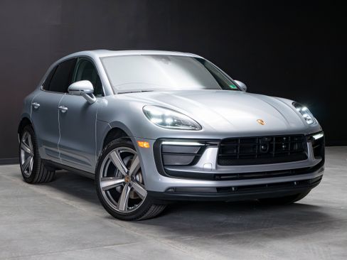 Certified 2025 Porsche Macan AWD/4WD image 9
