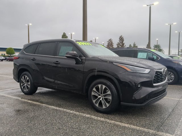 Used 2022 Toyota Highlander XLE FWD image 2