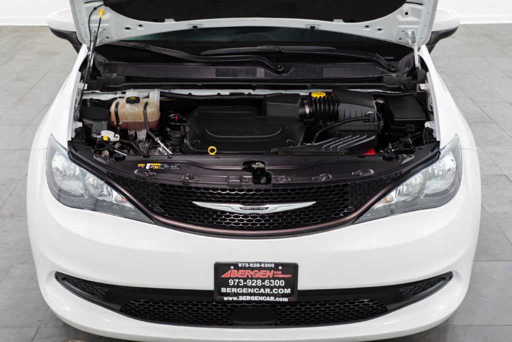 Used 2023 Chrysler Voyager LX FWD image 3