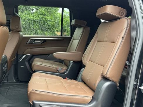 Used 2025 Chevrolet Suburban High Country AWD/4WD image 10