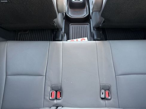 Used 2023 Toyota Highlander XLE AWD/4WD image 30