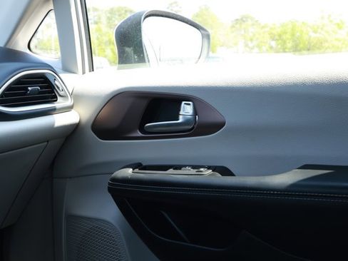 Used 2023 Chrysler Voyager LX FWD image 27