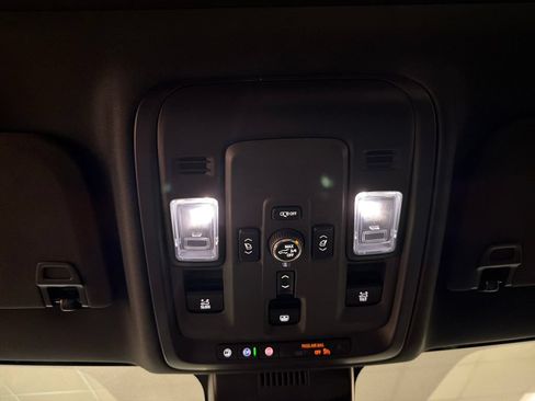 Used 2025 GMC Yukon Denali w/ Sun & Power Step Package AWD/4WD image 18