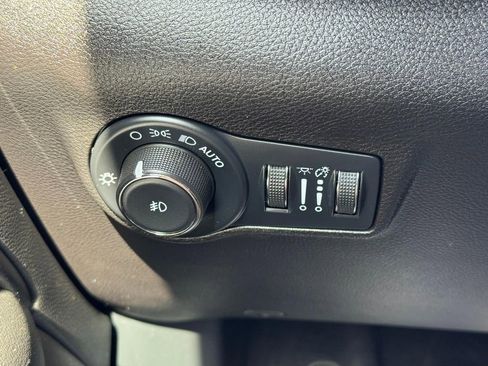 Used 2025 Jeep Compass Trailhawk AWD/4WD image 21