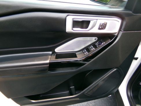 Used 2023 Ford Explorer Platinum w/ Premium Technology Package AWD/4WD image 9