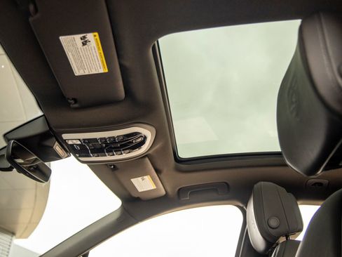 Certified 2025 Porsche Macan image 26