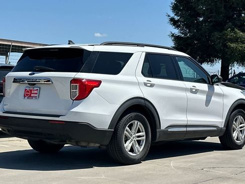 Used 2021 Ford Explorer XLT RWD image 3