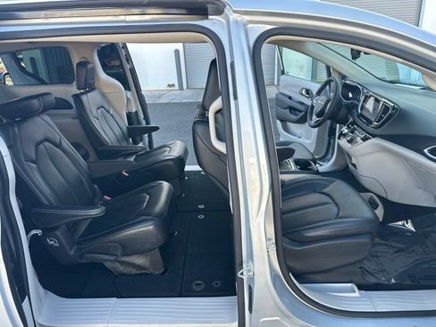 Used 2024 Chrysler Pacifica Touring-L FWD image 14
