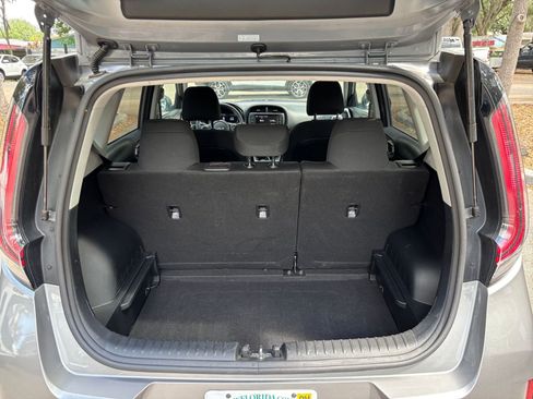 Used 2025 Kia Soul LX w/ LX Technology Package FWD image 29