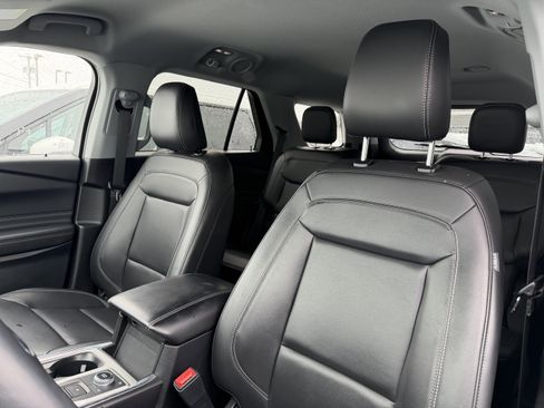 Used 2023 Ford Explorer XLT w/ Equipment Group 202A image 9