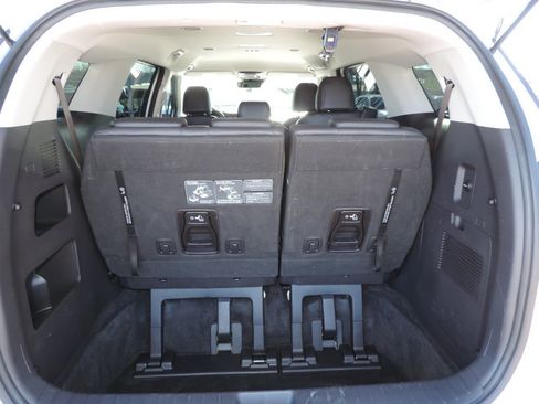 Used 2022 Kia Carnival LX image 11