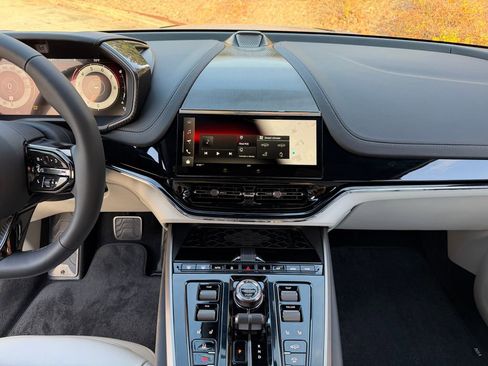 New 2026 Aston Martin DBX 707 image 10