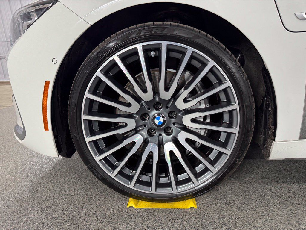 Used 2022 BMW 745e xDrive AWD/4WD image 21