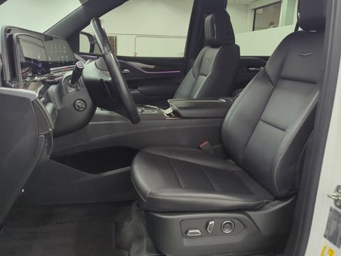 Used 2022 Cadillac Escalade Luxury w/ LPO, Floor Liner Package AWD/4WD image 9